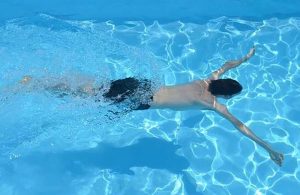 نسبت به ورزش‌های دیگر ما در ورزش شنا گروه‌های عضلانی بیشتری به کار می‌گیریم.