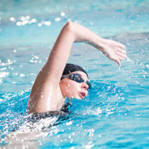 شنا چگونه می تواند به تقویت زانو کمک کند